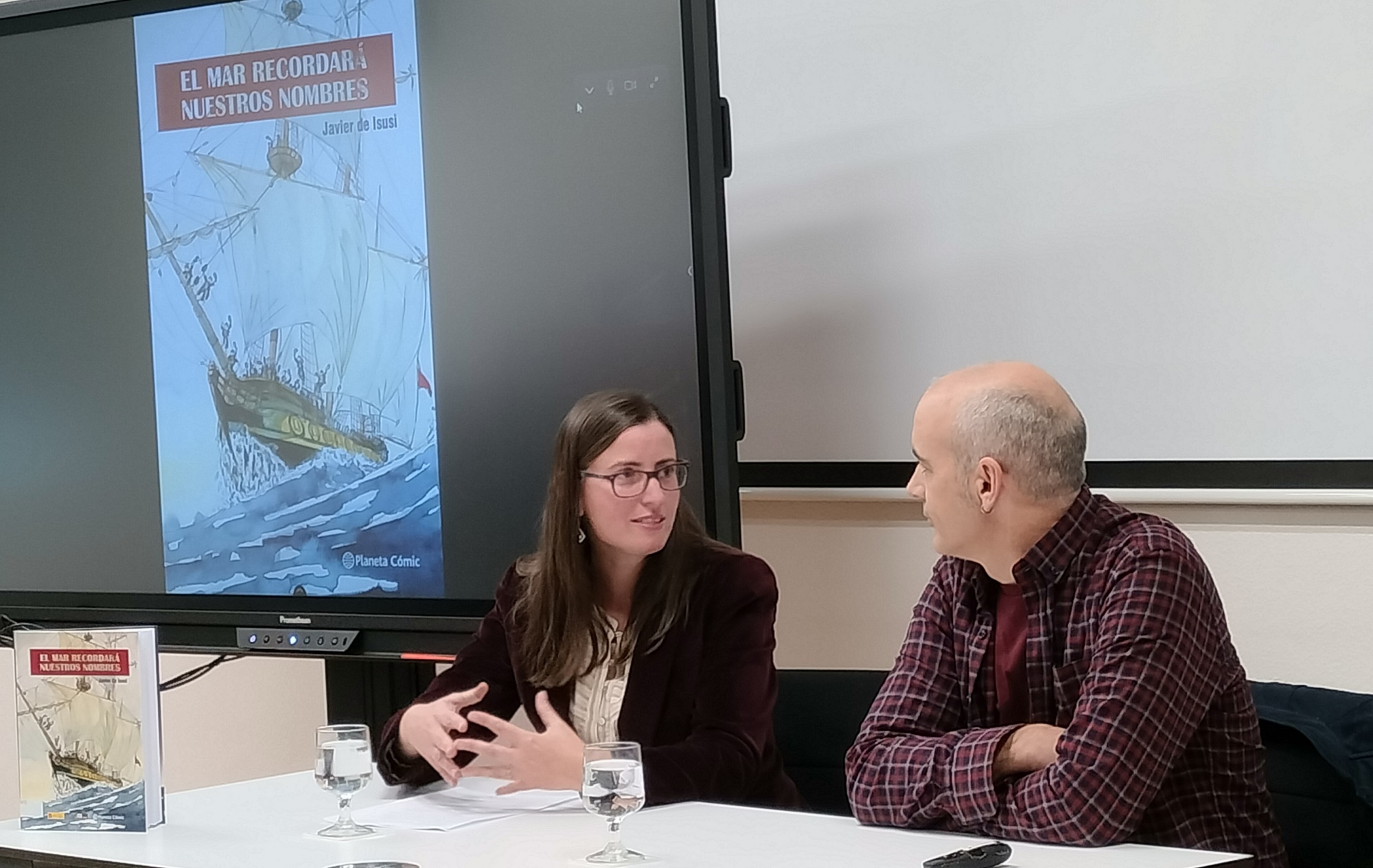 La doctora Noa Laguna, del ISCIII, junto a Javier Isasi, en un momento de la presentación de 'El mar recordará nuestros nombres' como parte de una clase del Máster de Salud Pública.