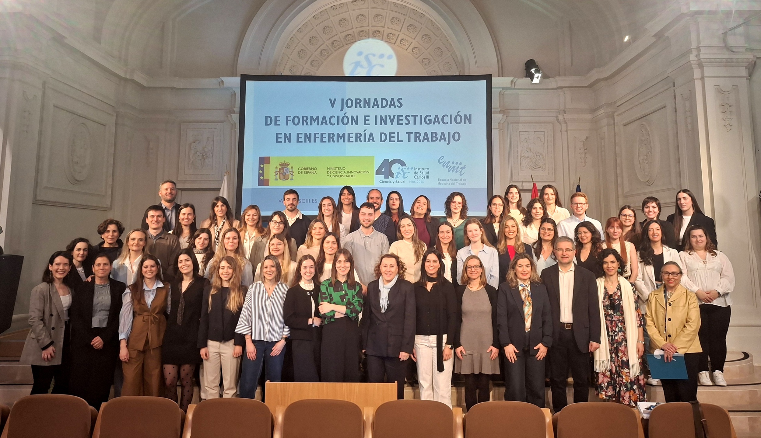 Foto de grupo de la jornada, celebrada en el Salón Ernest Luch del ISCIII, con personal organizador, docentes y residentes.