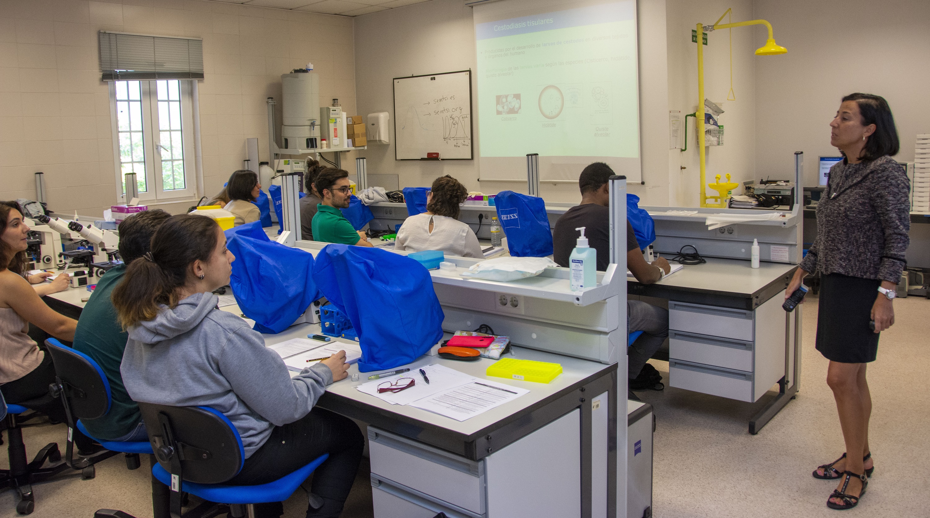 Un momento del curso, en el laboratorio del Centro Nacional de Medicina tropical destinado a formación, con la investigadora del Centro Nacional de Microbiología María Jesús Perteguer hablando con los alumnos